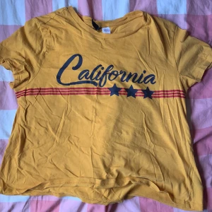 En orange T-shirt - Har köpt den i HM och Bär aldrig. Frakt 5 kr