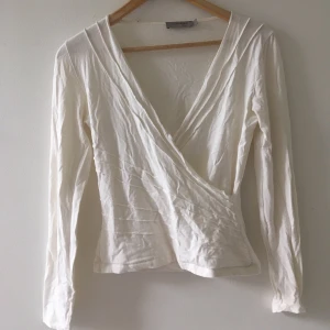 Omlott tröja - En jättefin omlott tröja💗 Tyvärr lite för stor för mig. Strl 36. (Hur den ser ut på ser du på mitt andra inlägg).