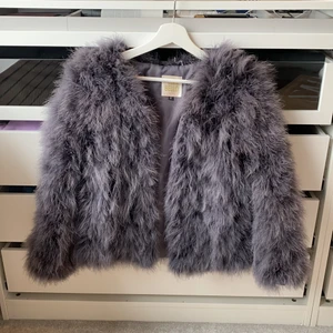 Jacka  - Jacka från pello bello i grå/lila färg. En remsa av päls har gått av på armen men inget man märker jätte mycket!