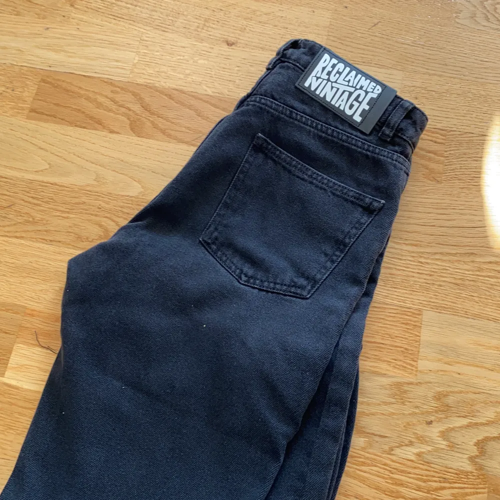 Jättefina jeans från ASOS märket reclaimed vintage 💕 Beställde för liten storlek så aldrig använda, Bootcut och i storlek W26. Nypris 479 kr.  Kontakta privat vid frågor. Jeans & Byxor.