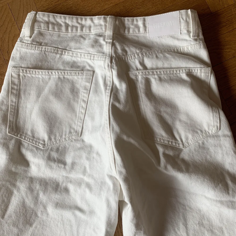 Säljer dessa snygga jeans från weekday i modellen row. Använda max 3 gånger. Har tyvärr växt ur dom så kan inte skicka bild med dom på men googla weekday row jeans för mer bilder. . Jeans & Byxor.