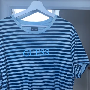 Guess tshirt - Säljer denna superfina nästan helt oanvända Guess T-shirt i stl XL dam (sitter väldigt fint oversized). Kan bjuda på frakten vid smidig affär! 🥰