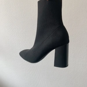 Bianco stövlar - Snyggaste stövlarna från Bianco, använda ett par gånger men ser helt nya ut. Jättebekväma och har en klack på 8 cm. Nypris 899, säljer dom för 250. Frakt tillkommer ✨