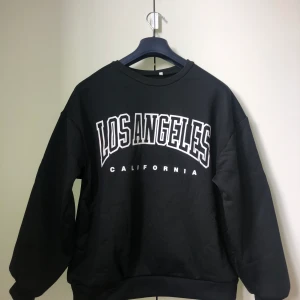 Sweatshirt - En svart oversized sweatshirt med vit text som är oanvänd. Mysig tröja från lindstart🥰