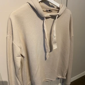 Hoodie - Beige hoodie i använt skick. 
