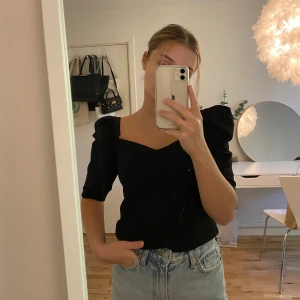 Topp - Supersöt svart tröja med ”puffärmar”. Köparen står för frakten💖