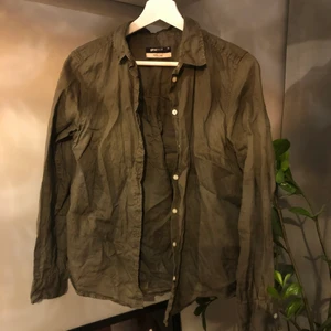Mörkgrön skjorta i linne strl 38 - Linneskjorta i 100% linne från Gina Tricot. Mossgrön färg. 