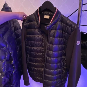 Moncler Cardigan Tricolor Krage Large - Sitter som en medium, finns 2 mindre hål på under ärmarna. Detta visas på bild 2 & 3. Bortsett från det så finns det inga andra skador.