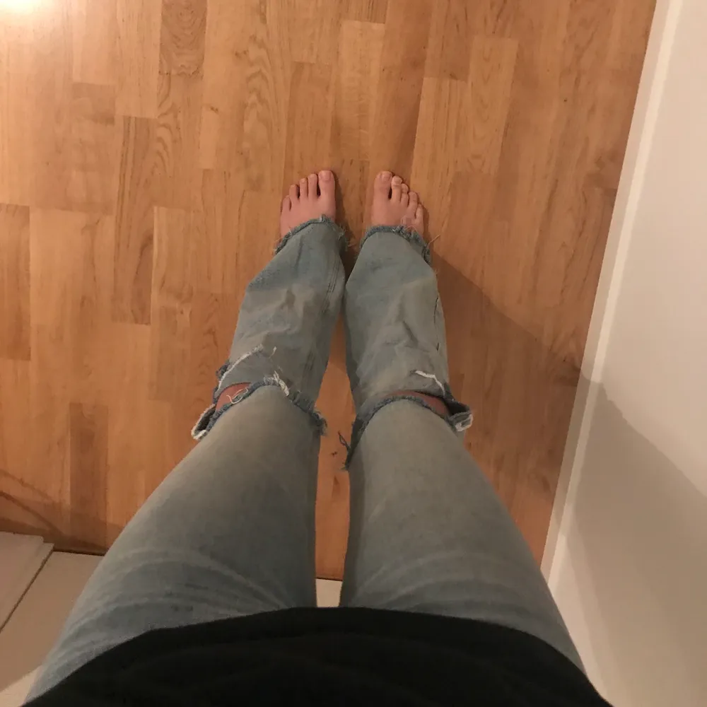 Säljer dessa slutsålda zara jeansen som sitter som en smäck! 💕😁passar på mig som är 1,70. Jeans & Byxor.