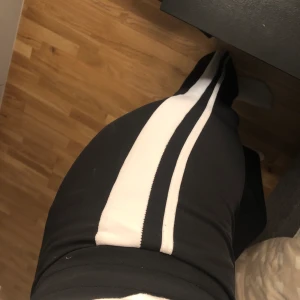 Gina byxor stl xs🧡 - Byxor från Gina tricot i stl xs men passar även en s🍂 jätte sköna byxor men säljer pga att dom inte används längre, använda 1 gång🌻 köparen står för frakt