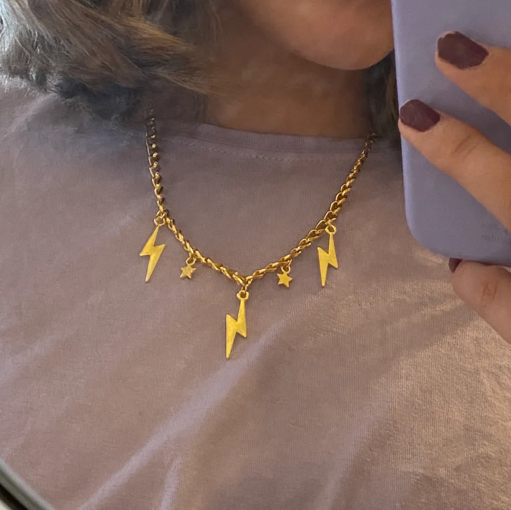 Handgjort guldigt halsband med blixtrar och stjärnor💘 Frakt 11kr🥰 Fler smycken på insta @sthlm.jewelry💜💜. Accessoarer.