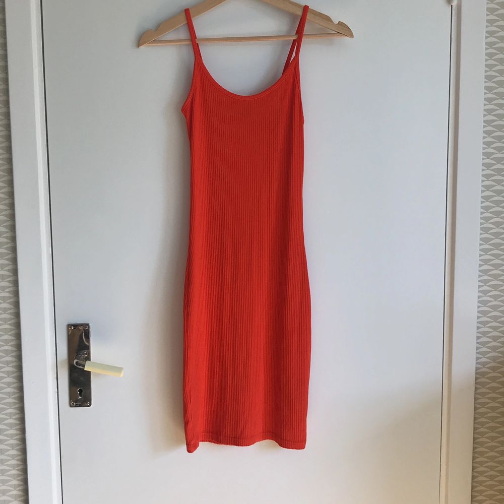 Orange/röd klänning strl XS | Plick Second Hand