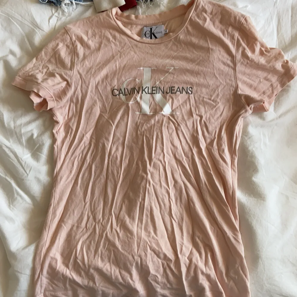 tishirt från calvin klein i en pechig rosa färg super skön. Storlek M . T-shirts.