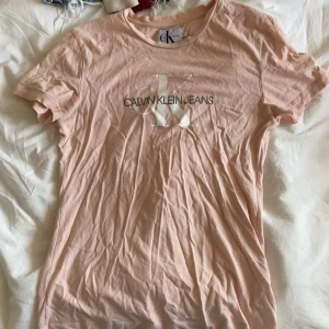 tishirt  - tishirt från calvin klein i en pechig rosa färg super skön. Storlek M 