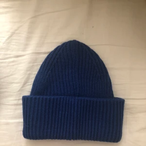 Blå mössa från Lager 157 - Aldrig använd bara testad en gång. Sitter som acnemössan. Säljer för 50kr + frakt 