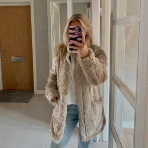 Ljus Pälsjacka Nelly  - Ljus pälsjacka i storlek XS köpt från Nelly men är i märket Only. Använd ett fåtal gånger och är i väldigt fint skick. 