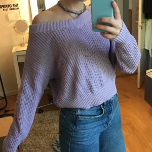 Stickad tröja från Gina Tricot - Helt oanvänd stickad tröja från Gina Tricot i en härligt pastellila. Kan frakta, köparen står då för frakten, eller mötas i Täby, Åkersberga, Täby. Priset kan diskuteras vid snabb affär! 