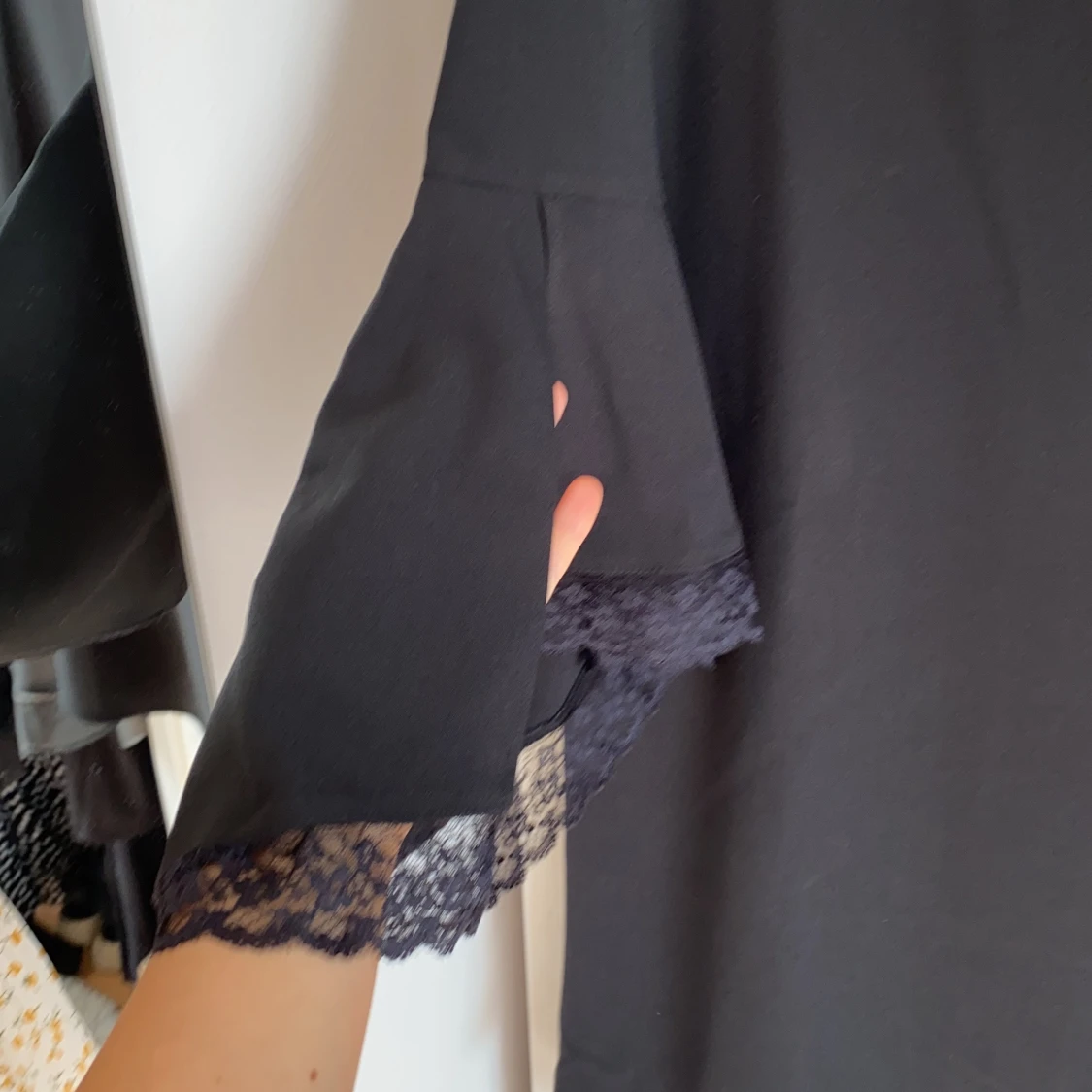 Klänning med volang och spets ärm - 90