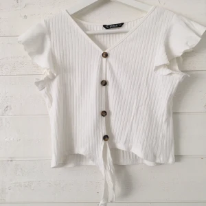 Ribbad topp - Köpte denna för ca ett år sedan fram SHEIN. Använt den 1 gång, är i fint skick. Storlek xs. Du som köpare står för frakten💛