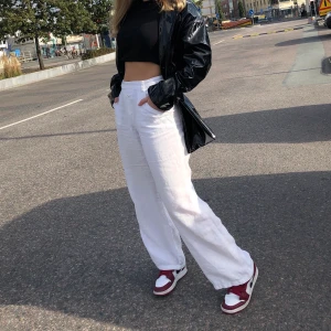 Vita Linnesbyxor - Jättefina vita linnesbyxor köpta här på Plick! Har inte använts så mycket men är äskar modellen! Fickor på baksidan, lite lågmidjade (har dragit upp dom på bilderna), en vid modell, passar mig bra som är 165 och brukar ha 32-36, 24-27 på byxor. Hon jag köpte dom av va 170 och lite mindre än mig (sista bilden) säg till om ni vill se fler av hennes bilder!🥰 Köpta för 400kr BUDA I KOMMENTARERNA✨