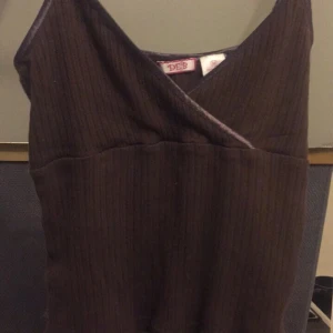 Tröja!! - En väldigt y2k tröja, köpt på secondhand. Jättesött men passar tyvärr inte i min garderob längre:/ tröjan slutar längre under naveln på mig som är 160:) Den är i s men är lite större runt brösten så kan passa M!❤️köp direkt för 300kr!