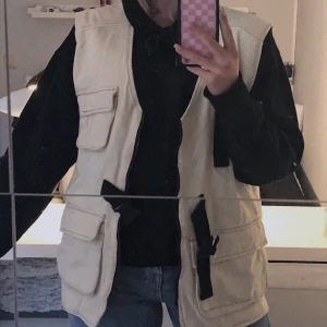 Beige väst - As ball beige väst från BooHoo i storlek S, oversized så passar både M och L oxå. Använd en gång under en inspelning så säljer pga att jag aldrig använder den. Kvaliteten är som ny! Frakten ingår ej utan betala utav köpare.