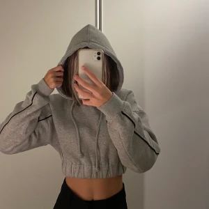 Cropad hoodie - 🤎cropad hoodie från New Season. Superskönt material. Stor luva. Obs: tröjan är lite nopprig från tvätt, samt en knappt synlig fläck fram.🤎 💌Fraktar: måndagar & torsdagar. Kan mötas upp i stockholm. 