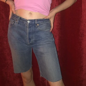 Levi’s 501 shorts  - Avklippta Levi’s jeans/shorts i mellanblå wash. Inköpta second hand. Lite slitningar i grenen som syns på sista bilden, men syns inte märkbart när man har de på sig. (Köparen står för frakt) 💖🕊