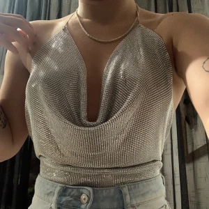 Rhinestone topp - Sååå snygg topp verkligen i typ silvriga stenar!!! Kommer bara sälja denna till ett bra pris. Har bara använt den en gång så jättefint skick. Den är helt öppen i ryggen och man knyter ihop den själv, skulle därför säga att den är onesize 🍒 den är köpt i en butik i Paris ❣️ 
