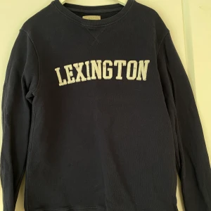 Lexington collage-tröja  - Skön tröja från Lexington. Unisex i storlek Medium. Kan mötas upp eller skickas om du står för frakten! 