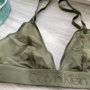 Khakigrön bralette i mesh med justerbara band från Calvin Klein (köpt på Åhléns). Använd endast 2-3 gånger. Säljer pga för liten storlek (xs/s).