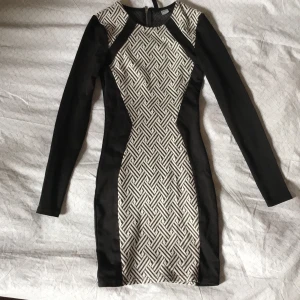 Hm klänning - En tight HM-klänning, storlek 32. Aldrig använd. Fint skick.