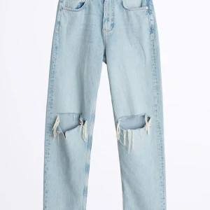 90s high waist jeans- gina tricot - Säljer dessa slutsålda byxor från Gina. Jag har inte använt de många ggr själv 🪐🥰