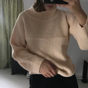 Mysig tjocktröja - En rosa stickad tjocktröja, sjukligt cozy och ribbningen är åt två olika håll. Perfekt för det krispa höstvädret