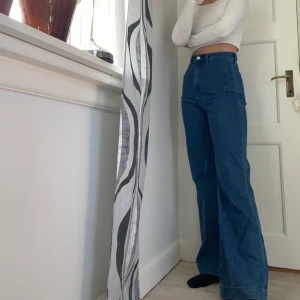 Långa jeans  - Ett par långa jeans från & other stories. Sparsamt använda 💙 jag är ca 175cm. Nypris ca 700kr 