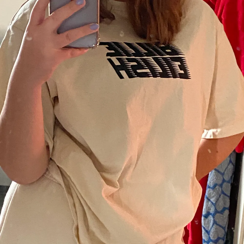 Oversized tshirt med billie eilish tryck från hm, har använt den men i superfint skick nypris 149kr. T-shirts.