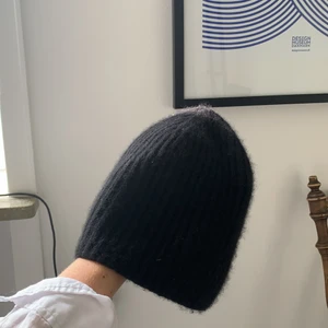 Svart Cashmiremössa från Cos! - Säljer denna fina mössa från Cos i 100% cashmire. Använd typ en gång och är sååå fin!! Nypris 490 kr säljer för 200 😊