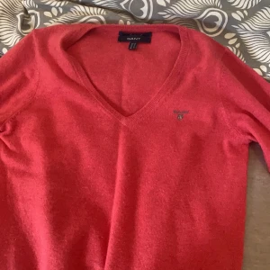 Gant tröja i storlek M - Säljer min gant tröja i storlek M som är gjord på äkta får ull. Väldigt fint skick då den bara legat i garderoben senaste året.
