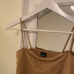 Beige/brunt linne - Beige/brunt linne med spaghetti straps, bra skick men behöver strykas