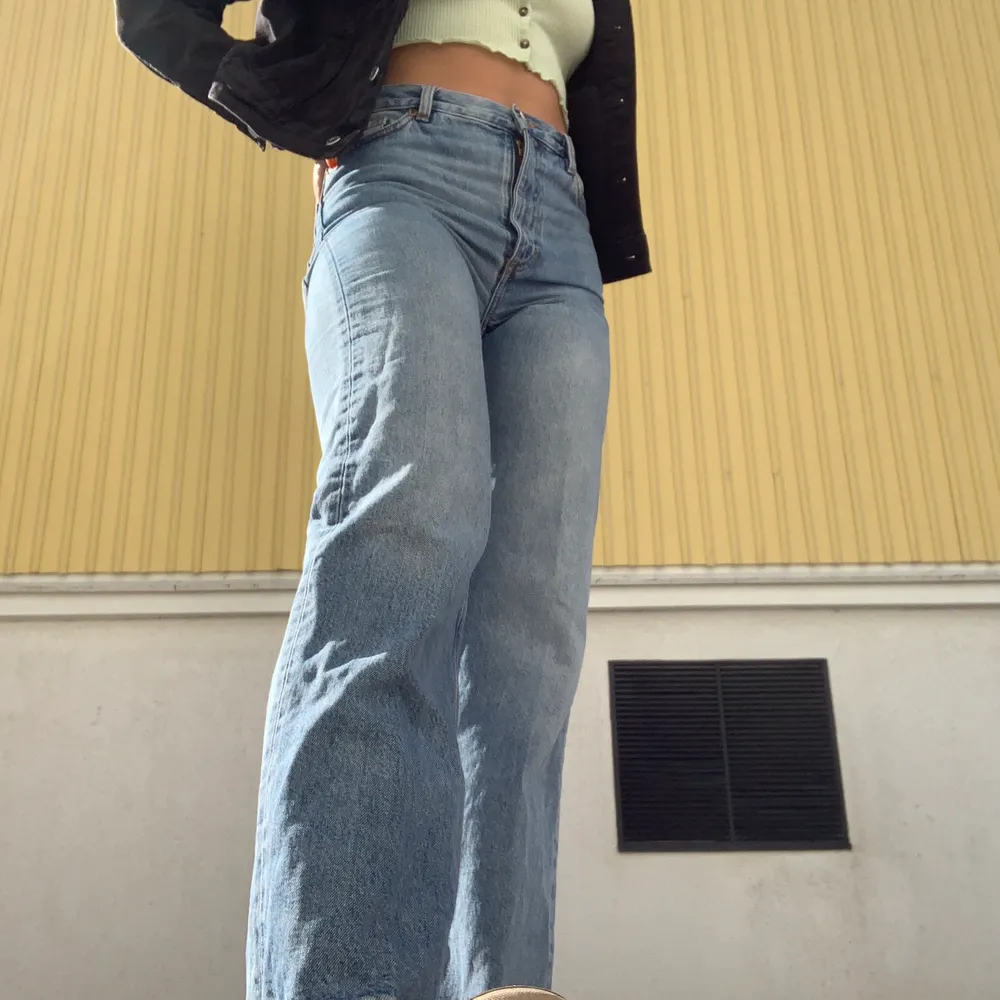 Säljer mina fina jeans från monki då dem har blivit för korta för mig. Köparen står för frakten!✨. Jeans & Byxor.