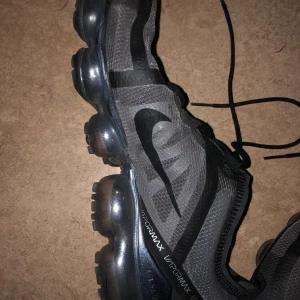 Nike vapormax 2019  - Väldigt bra skick,  använda knappt 6 gånger. Storlek 45,5. Kvitto och paket finns.