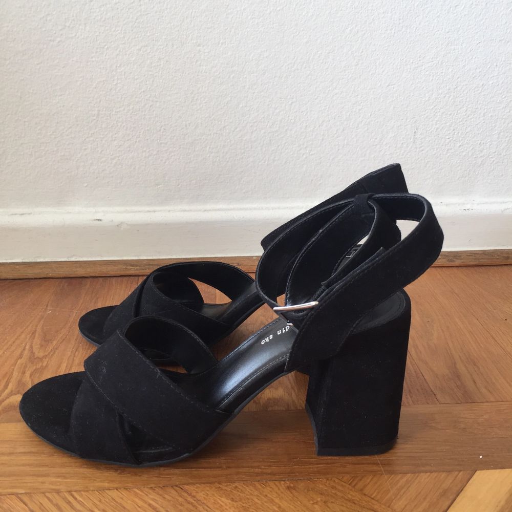 Högklackade svarta skor | Plick Second Hand