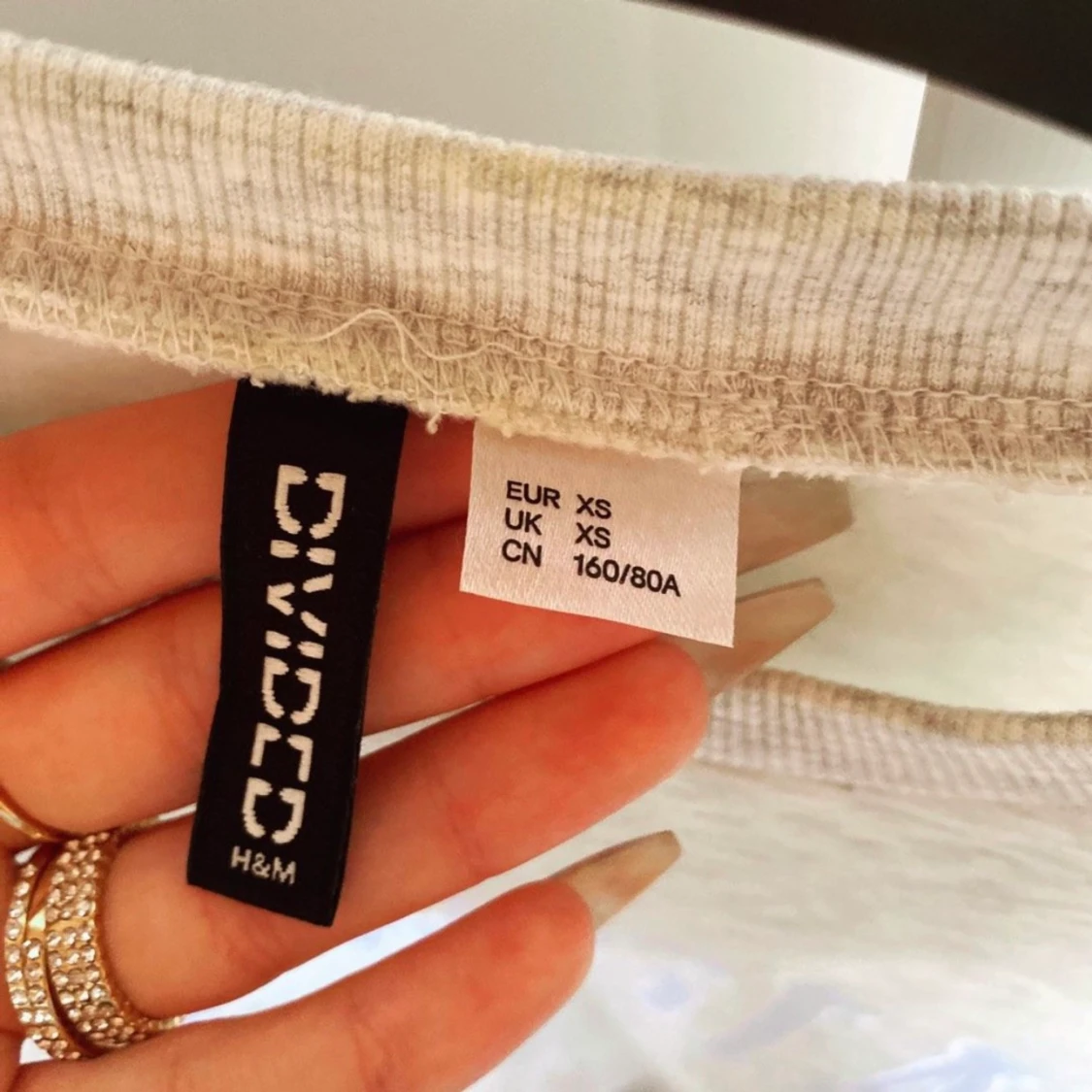 Grå-vit sweatshirt  - 91