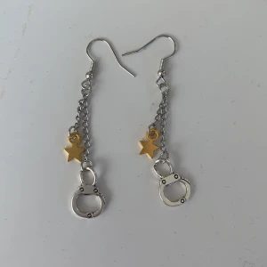 örhängen - säljer dessa coola örhängen. Köpta här på plick men de kommer inte till användning:/ Frakt ingår i priset!