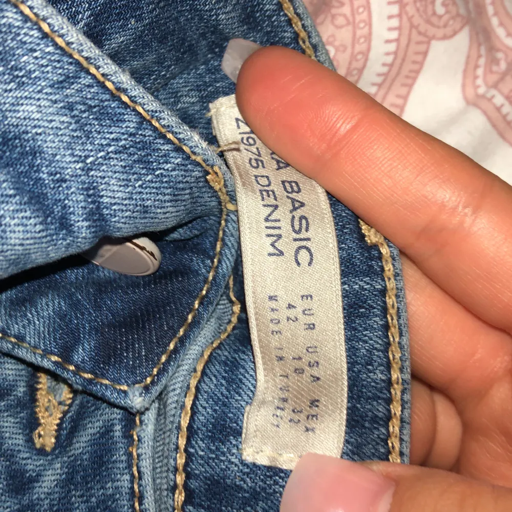 Otroligt fina slitna jeans med även en fin design vid fotleden. 🙌🏻Från Zara. 🤩Tyvärr kan jag inte använde de då de är för små för mig✨ (Skriv för fler bilder, kunden står för frakten som summan varierar beroende på varans vikt) . Jeans & Byxor.