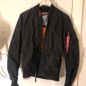 alpha industries jacka - alpha industries bomberjacka i svart, storlek M! är i bra skick 
