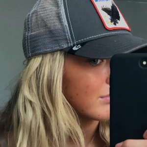 GOORIN BROS KEPS - ASball keps, säljes för att jag använt en liknande mycket mer! Denna har knappts använts och är i väldigt fint skick. Hämtas i sthlm eller skickas mot fraktkostnad 🤍 strl går att justera med spännen där bak. KAN TÄNKA MIG SÄNKA PRISET VID SNABB AFFÄR