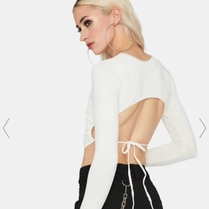 Open back top - Vit open back top från Dollskill i storlek S. Säljer pga får inte användning för den, därmed använd fåtal gånger. Buda här nedan eller skriv till mig privat, köparen står för frakten✨🦋