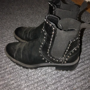 Kängor  - (Dom rengörs självklart innan sälj) Så fina och coola kängor från Zara! Knappt använda, väldigt sköna. Frakt tillkommer 