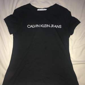 Hej! Jag säljer min Äkta Calvin Klein t-shirt, den är som ny den är ganska liten i storleken så därför har jag inte använt den så mycket, du står för frakten💕 nypris: 299kr